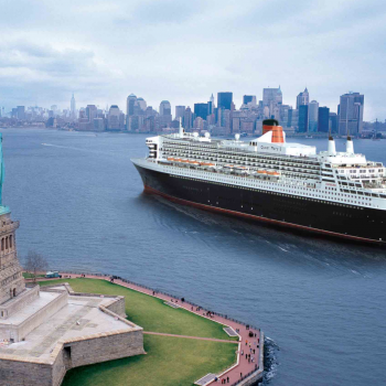 Le Queen Mary 2 naviguant devant la statue de la liberté, à New-York